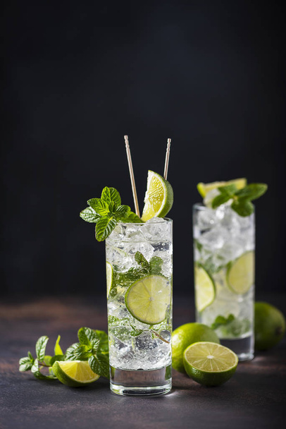 mojito with lime, mint  and ice - Foto, Imagen