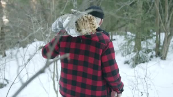  Жорстокий лісоруб проходить через зимовий ліс
 - Кадри, відео