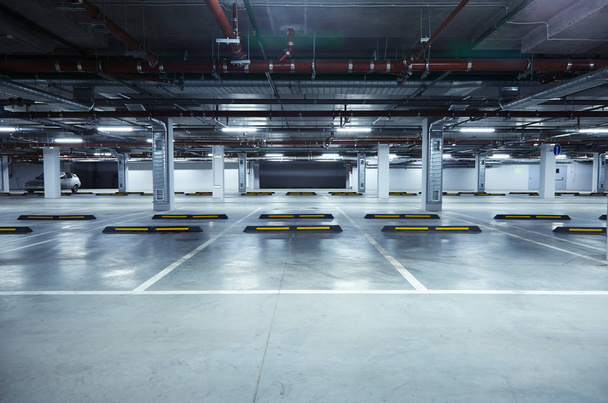 Imagem horizontal do estacionamento subterrâneo vazio
 - Foto, Imagem