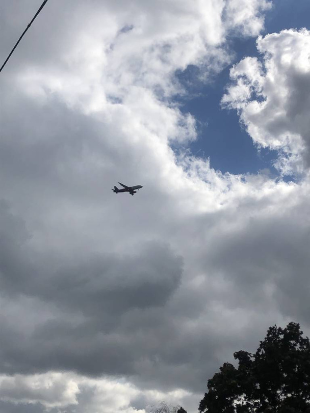 bel avion dans le ciel traversant une vignette nuageuse
 - Photo, image