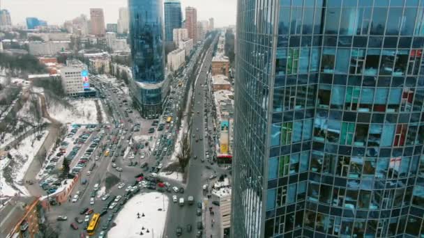 Οδική αντανάκλαση σε γυάλινη μεταλλική πρόσοψη κτιρίου - Πλάνα, βίντεο