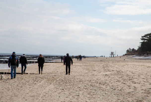 Люди, які мандрують на узбережжі Балтійського моря в Цемпіні на сріблястому усесвіті - Фото, зображення