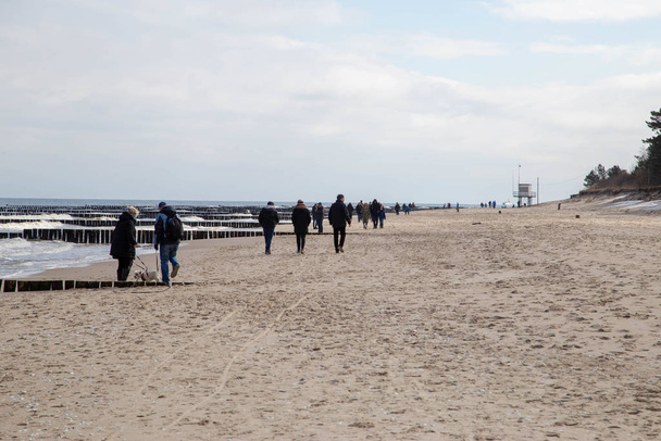 Pessoas vagando na praia do Mar Báltico de Zempin no siland Usedom
 - Foto, Imagem
