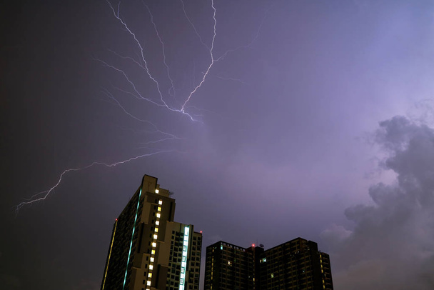 Φοβερό Άποψη της πραγματικής Lightning Striking στο νυχτερινό ουρανό πάνω από το High Building - Φωτογραφία, εικόνα