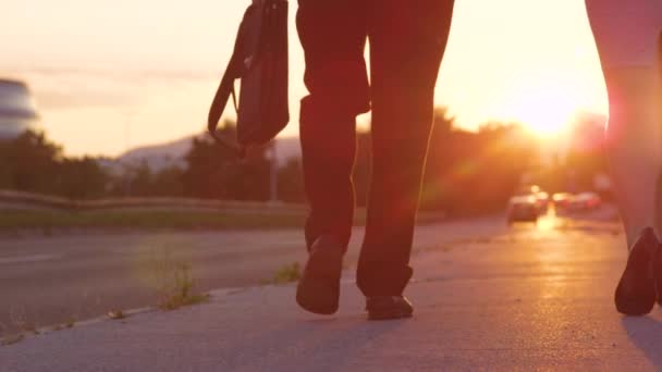Slow Motion: Młodzi partnerzy w pracy wracają do domu o zachodzie słońca po spotkaniu biznesowym - Materiał filmowy, wideo
