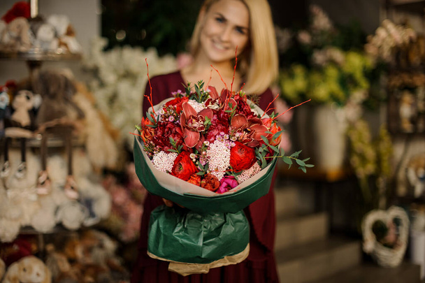 Жінка в сукні з букетом квітів
 - Фото, зображення