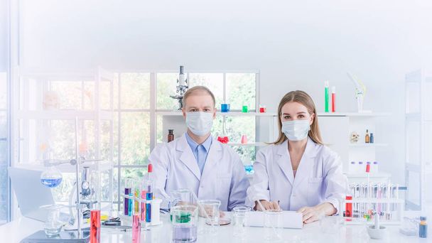 Two scientists working in chemical laboratory - Foto, immagini
