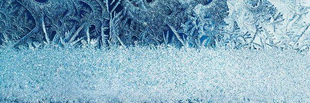 Παγωμένο μοτίβο σε διαφανές φόντο. Μπλε φόντο χειμώνα. Μπλε φόντο όμορφο αφηρημένο φόντο. Κρύο καιρικό πανό - Φωτογραφία, εικόνα