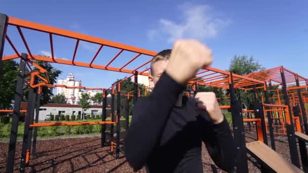 Hombre Deportivo Adulto Es Boxeo - Haciendo Ejercicios de Street Workout
 - Metraje, vídeo