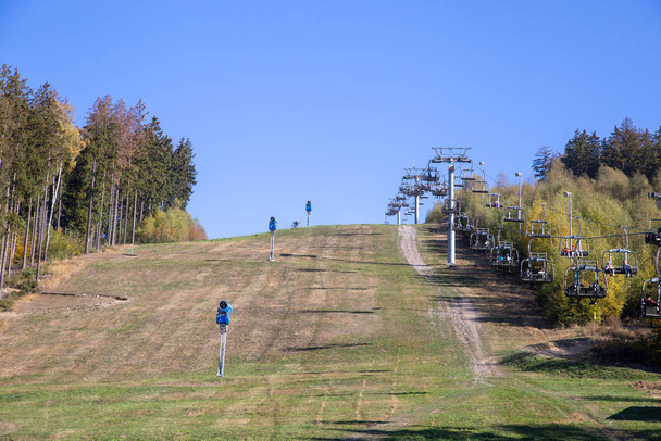 η πίστα σκι με το τελεφερίκ το καλοκαίρι στο Schoeneck στο V - Φωτογραφία, εικόνα