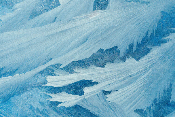 Παγωμένο μοτίβο σε διαφανές φόντο. Μπλε φόντο χειμώνα. Μπλε φόντο όμορφο αφηρημένο φόντο. Κρύο καιρό - Φωτογραφία, εικόνα
