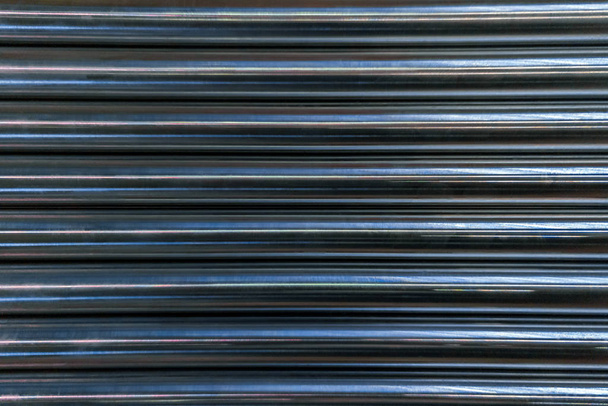 Parlak cnc 'nin soyut endüstriyel arkaplanı düz yatay paralel geometrik desenli çubukları döndürdü - Fotoğraf, Görsel