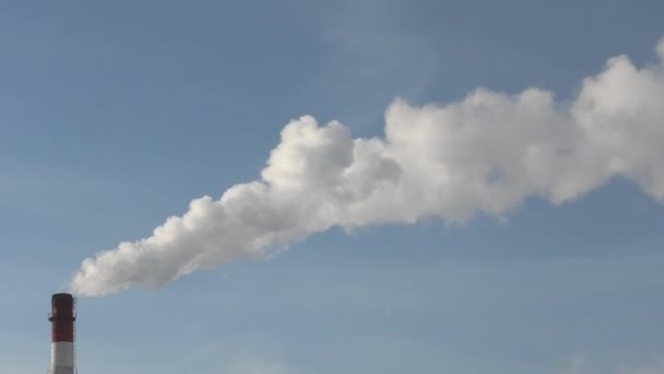 Πυκνός καπνός από βιομηχανική καμινάδα - Πλάνα, βίντεο