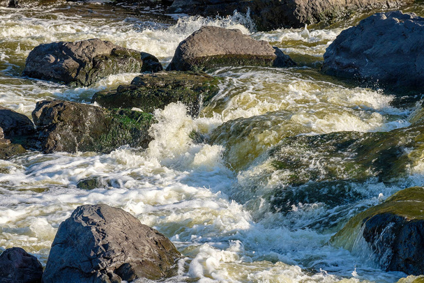 небезпечні скелі і річка з бризками
 - Фото, зображення