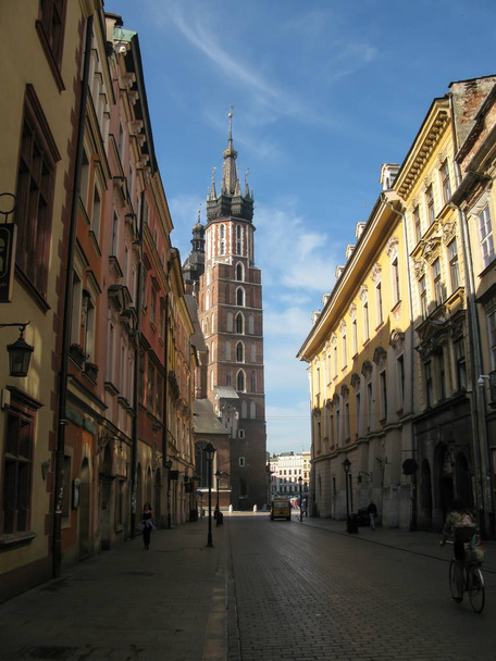 uitzicht op Florianska straat en torens van St. Mary 's Basiliek, Krakau - Foto, afbeelding