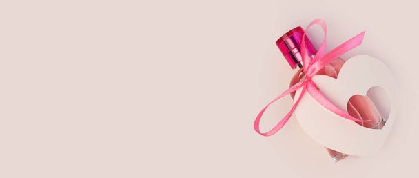 Valentines Day kreativní koncept plochý ležel. Dárkové balení mockup, růžové parfémy láhev a srdeční kartička tagy stuha, místo pozadí - Fotografie, Obrázek