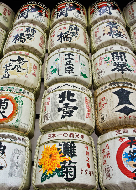 Színes szaké hordók közelében a Meiji szentély Tokióban, Japánban - Fotó, kép