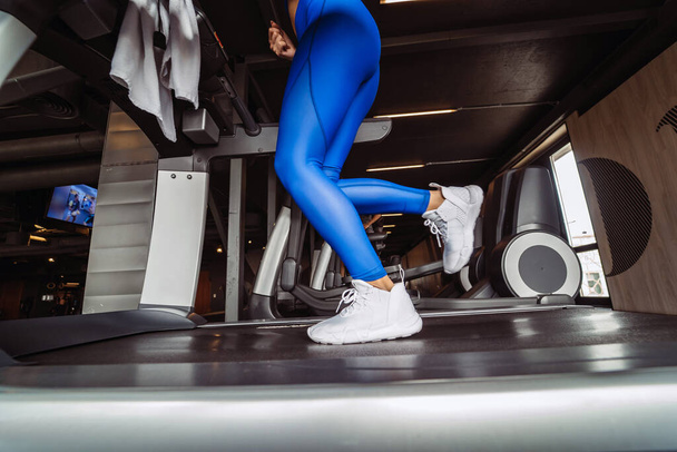 kadın spor salonunda treadmill egzersiz yaparak - Fotoğraf, Görsel