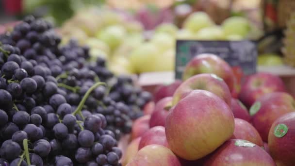 Яблоки и виноград на рынке Montpellier France - Кадры, видео