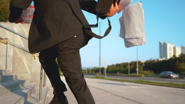 Bezárás: Felismerhetetlen ember fut dolgozni szétszórja dokumentumokat a lépcsőházban. - Felvétel, videó