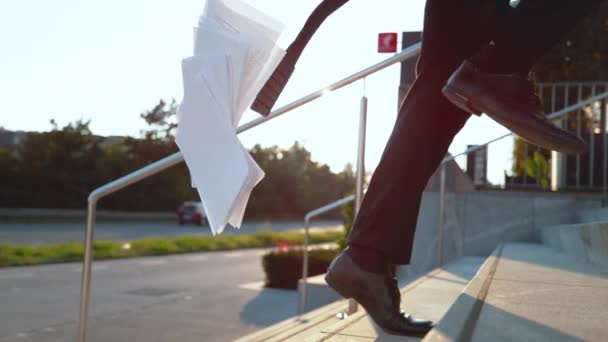 Lassú mozgás hatás: fiatal üzletember elvesztése papírmunka közben sprinting fel lépcsőn - Felvétel, videó
