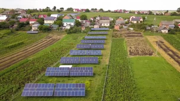 Letecký pohled na řadu modrých solárních panelů instalovaných na zemi v obytné oblasti. - Záběry, video