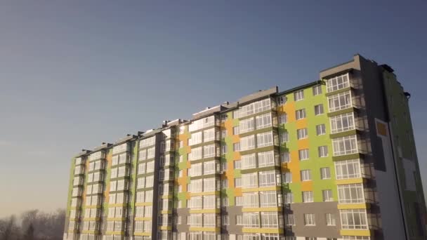 Luchtopname van een hoog woonappartementengebouw met veel ramen en balkons. - Video