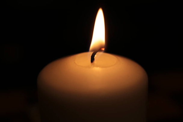  Flamme weiße runde Kerze brennt Hintergrundfeuer - Foto, Bild