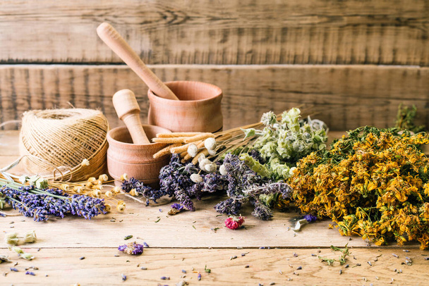 Oogsten van geneeskrachtige kruiden, alternatieve geneeskunde, Ayurveda, gedroogde bloemen - Foto, afbeelding