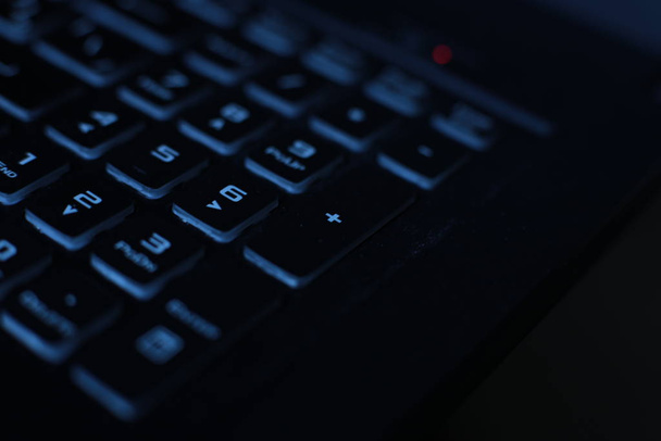 jasne wielokolorowe makro tło migotanie wideo przycisk czarny laptop technologia klawiatury migotanie - Zdjęcie, obraz