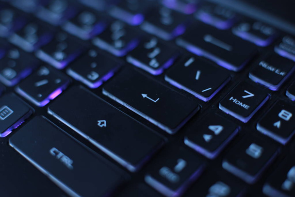 jasné vícebarevné makro pozadí blikající video tlačítko černá klávesnice notebook technologie blikání - Fotografie, Obrázek