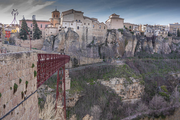Średniowieczne miasto Cuenca i jego most dojazdowy przez rzekę Huecar. Hiszpanie europejscy - Zdjęcie, obraz