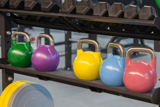 Kolorowe Kettlebells i piłki medyczne do fitnessu - Zdjęcie, obraz