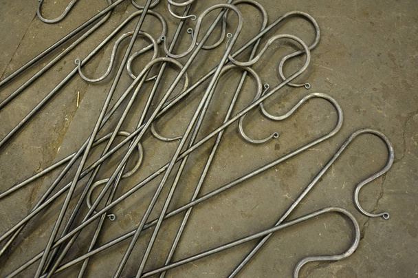Ganchos de metal feitos de ferro fundido
 - Foto, Imagem