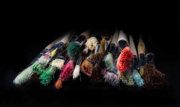 Siyah arkaplanda farklı kullanılmış boya fırçaları - Fotoğraf, Görsel