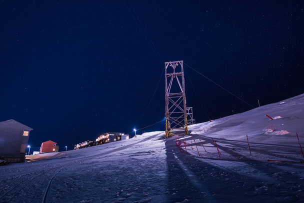 Polarne arktyczne zorza polarna Polowanie zorza polarna borealis gwiazda nieba w Norwegii fotograf podróży Svalbard w Longyearbyen miasta góry - Zdjęcie, obraz