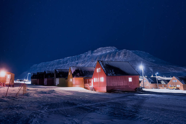 Las luces polares árticas del norte cazando aurora boreal estrella del cielo en Noruega fotógrafo de viajes Svalbard en Longyearbyen ciudad las montañas
 - Foto, Imagen
