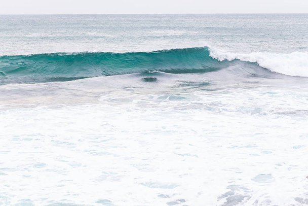Côte océanique, vagues de mouvement avec mousse
.  - Photo, image