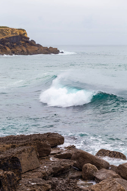 Ocean coast, moviment waves with foam.  - Фото, изображение