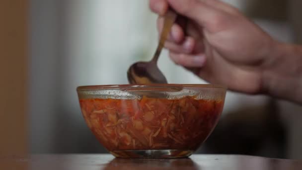Jíst červenou polévku - Záběry, video