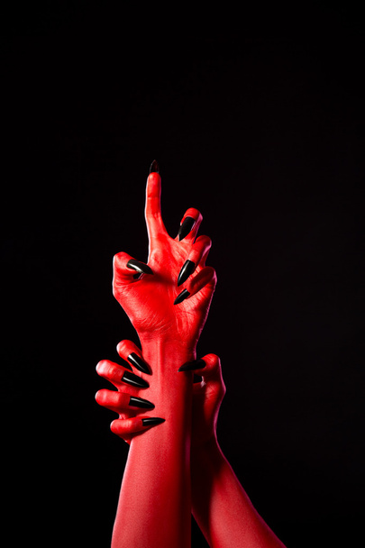 Страшные красные демонические руки с черными ногтями, настоящее искусство тела
 - Фото, изображение