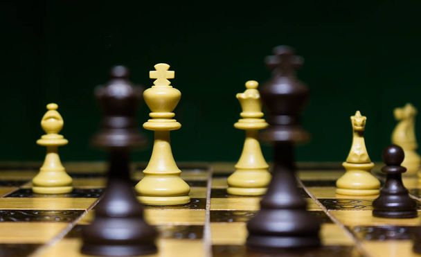šachy vyfotografované na šachovnici - Fotografie, Obrázek