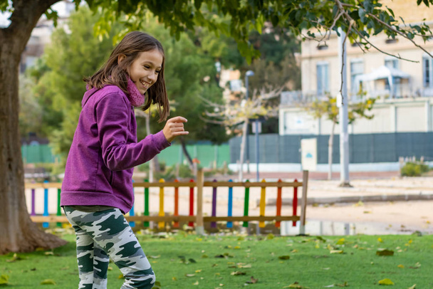 Little girl playing in park - Φωτογραφία, εικόνα