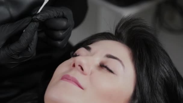 Profissional artista de maquiagem permanente aplicar anestésico nas sobrancelhas do cliente
. - Filmagem, Vídeo
