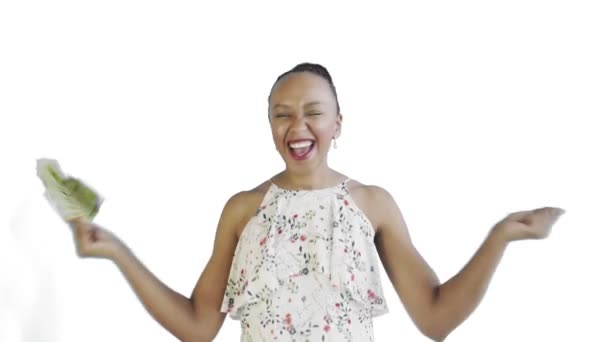 Zadowolona podekscytowana afro-amerykanka pokazująca pieniądze i mówiąca "Tak" na białym tle. Biała sukienka z kwiatami - Materiał filmowy, wideo