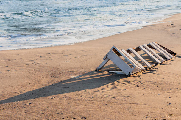Chaise longue cassée au bord de la mer
. - Photo, image