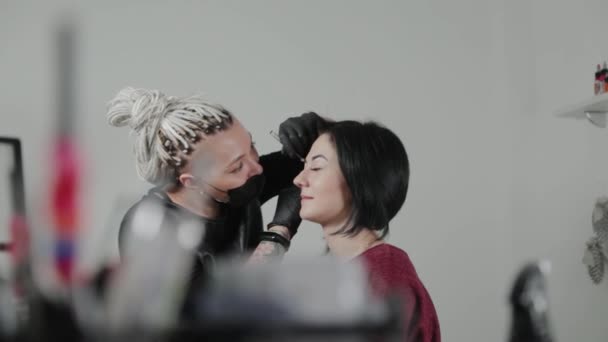 Professionelle Permanent Make-up Artist macht Augenbrauen Markierung für eine Kundin. - Filmmaterial, Video