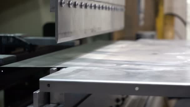 Máquina de dobra CNC. A máquina dobra a parte metálica - Filmagem, Vídeo