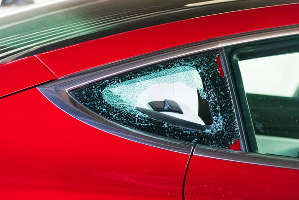 壊れて粉砕車の窓。自動車のガラスが割れた。スマッシュアンドグラブ車のブレークイン - 写真・画像