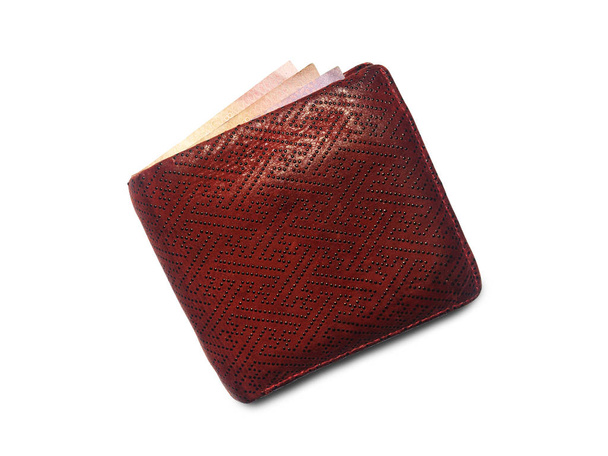 白を背景に隔離された赤の色とパターンを持つ鹿本物の革の財布のトップビュー。デザインと仕事のためのクリッピングパス - 写真・画像